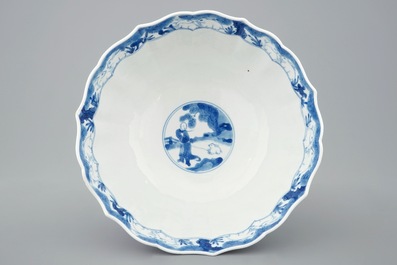 Un bol en porcelaine de Chine bleu et blanc &agrave; d&eacute;cor de cavaliers, Kangxi